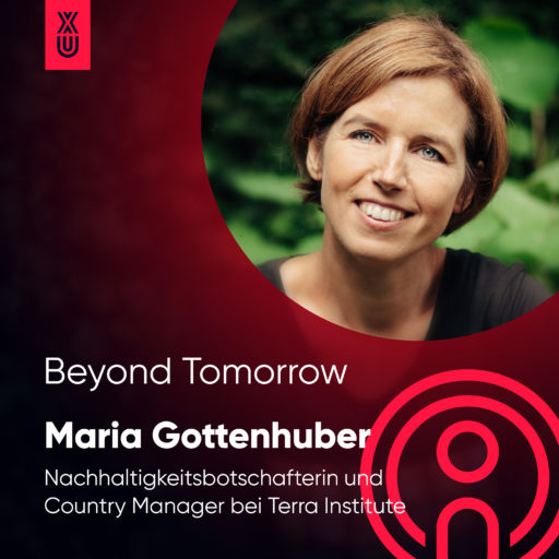 Porträt von Maria Gottenhuber, Nachhaltigkeitsbotschafterin und Country Manager bei Terra Institute, mit kurzem braunem Haar und schwarzem Oberteil. Text 