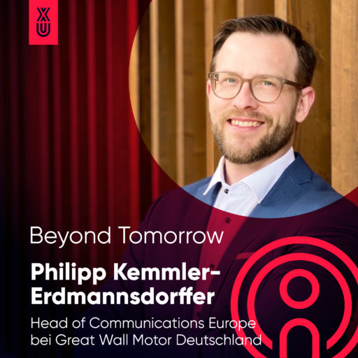 Porträt von Philipp Kemmler-Erdmannsdorffer, Head of Communications Europe bei Great Wall Motor Deutschland, mit kurzem dunklem Haar, Brille und dunkelblauem Anzug. Text 
