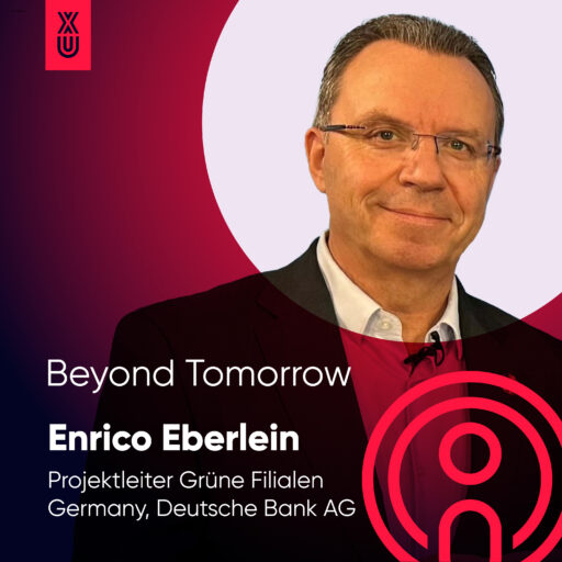 Porträt von Enrico Eberlein, Projektleiter Grüne Filialen Germany bei der Deutschen Bank AG, mit Brille und Anzug. Text 