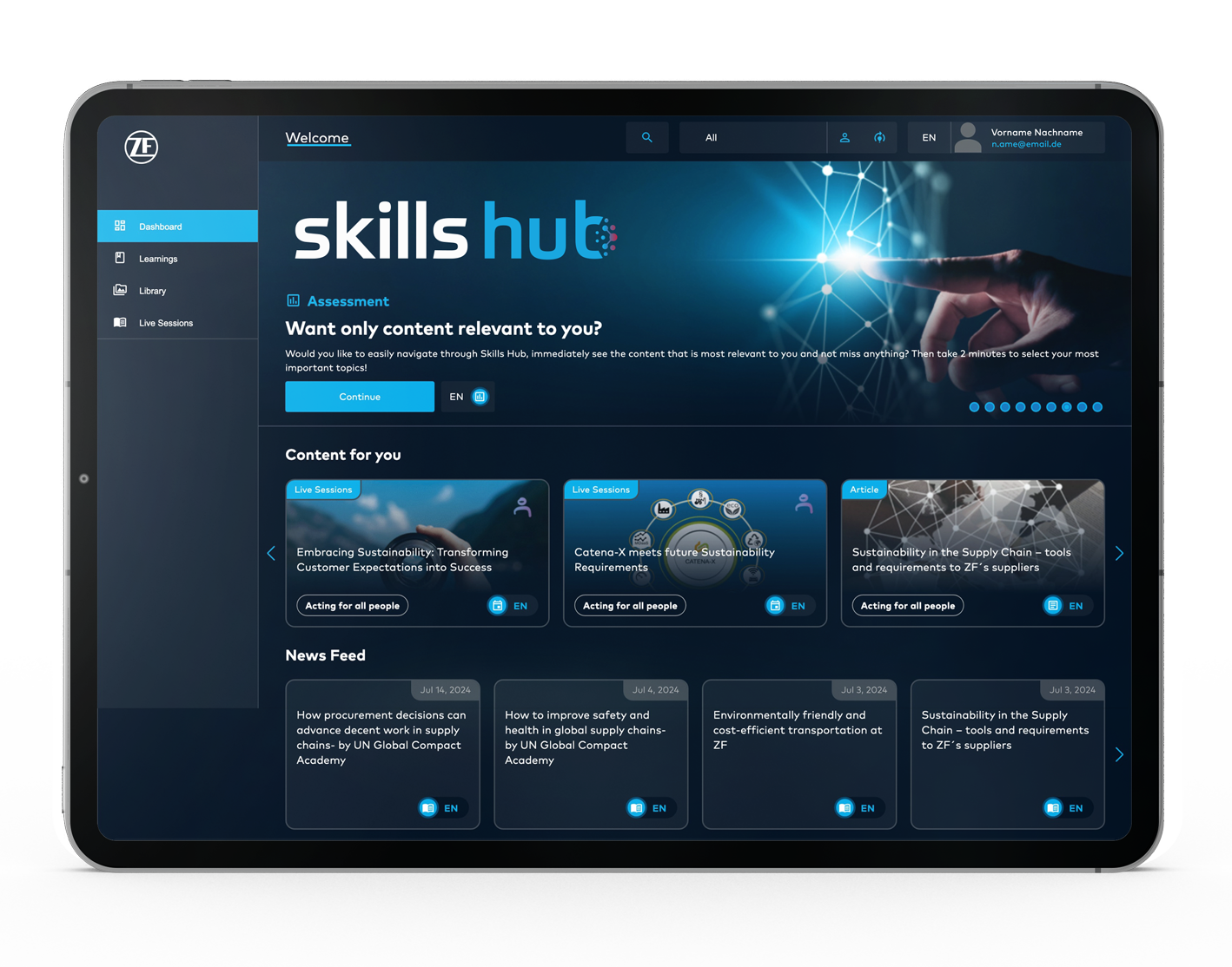 A tablet displays the “ZF Skills Hub” website. The screen presents the dashboard with personalized learning content, live sessions and articles. The focus is on topics such as sustainability, supply chains and innovation. The site also offers an assessment function to tailor the learning content to the user's individual needs.